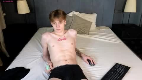 Snapshot of louie_evans chatting on 12.22.25 louie_evans online show from 12.22.25