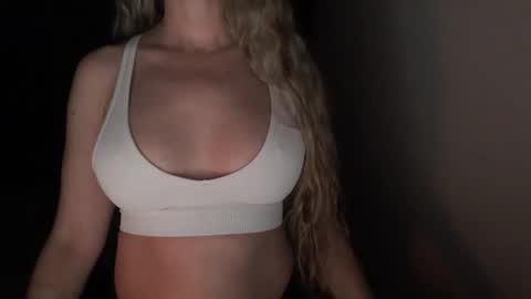 Snapshot of love_on_ chatting on 03.08.26 LoVe On online show from 03.08.26