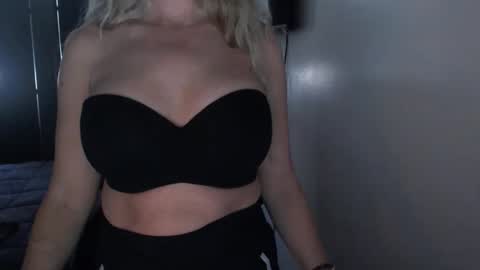 Snapshot of love_on_ chatting on 04.07.26 LoVe On online show from 04.07.26