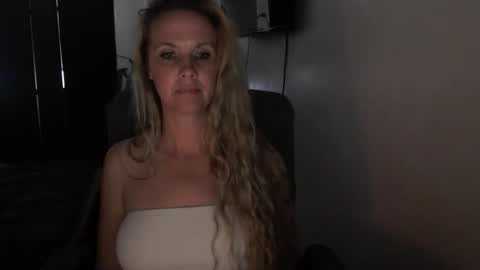 Snapshot of love_on_ chatting on 04.10.26 LoVe On online show from 04.10.26