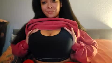 Snapshot of love_raquel_xo chatting on 07.01.26 Raquel Love online show from 07.01.26