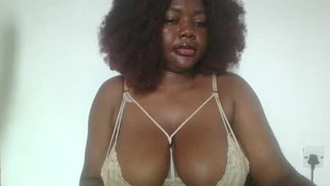 Snapshot of lovecumsluttie chatting on 09.28.25 mila online show from 09.28.25