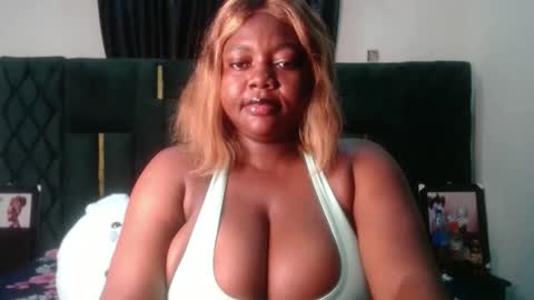 Snapshot of lovecumsluttie chatting on 11.17.25 mila online show from 11.17.25