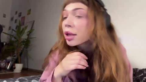 Snapshot of lovelorn_ chatting on 01.10.25 Elsa online show from 01.10.25