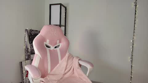 Snapshot of lovelycaroll chatting on 02.13.25 lovelycaroll online show from 02.13.25