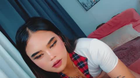 Snapshot of lovelydollsandra chatting on 02.05.25 lovelydollsandra online show from 02.05.25