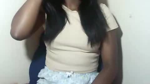 lovelylarra online show from 01.06.26