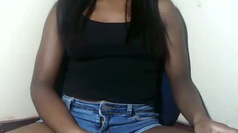 lovelylarra online show from 01.17.26