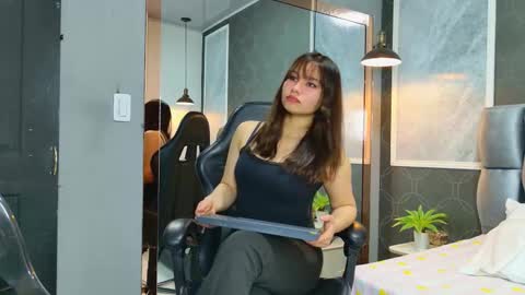 Snapshot of lovequinn_mjs chatting on 11.04.25 Love online show from 11.04.25