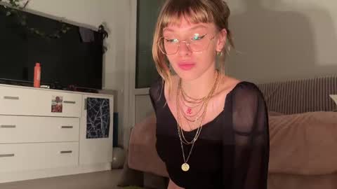 lovesstation online show from 10.18.25