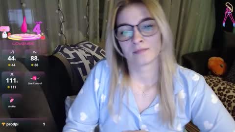 Snapshot of lovingfeetheels chatting on 03.03.26 Antonia online show from 03.03.26