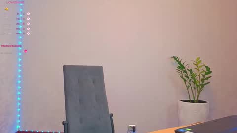 Snapshot of lovlybambi chatting on 09.19.25 Vikkkk online show from 09.19.25