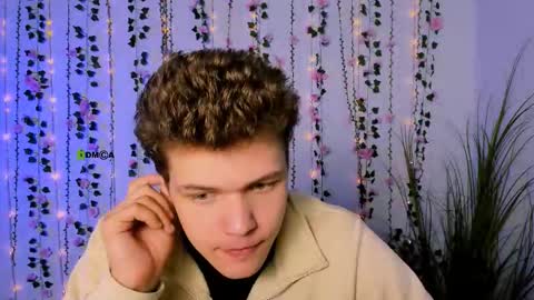 Snapshot of lucas_long_ chatting on 09.17.25 lucas_long_ online show from 09.17.25