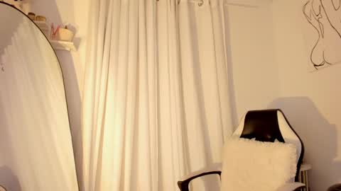 Snapshot of lucia_lee_ chatting on 01.07.25 Lucia online show from 01.07.25