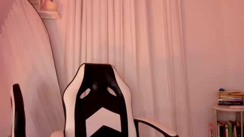 Snapshot of lucia_lee_ chatting on 01.11.25 Lucia online show from 01.11.25