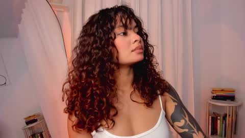 Snapshot of lucia_lee_ chatting on 02.05.25 Lucia online show from 02.05.25