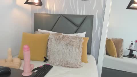 Snapshot of lucia_rios chatting on 11.29.25 Lucia online show from 11.29.25