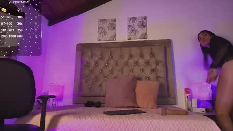 Snapshot of lucia_rosee chatting on 11.24.25 Lucia online show from 11.24.25