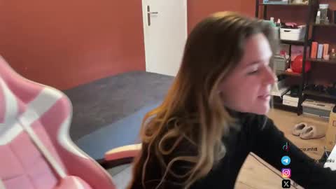 Snapshot of lucie_hot chatting on 02.28.25 Lucie hot follow me on online show from 02.28.25