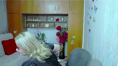 Snapshot of lucillefenlys chatting on 04.14.26 Lucille Fenly online show from 04.14.26