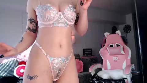 Snapshot of lucyyluvss chatting on 02.12.25 Lucy online show from 02.12.25