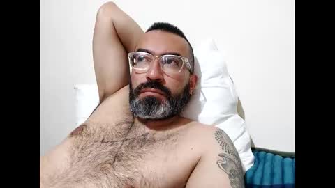 Snapshot of luis2988z chatting on 01.16.25 Hairyman online show from 01.16.25