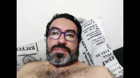 Snapshot of luis2988z chatting on 10.01.25 Hairyman online show from 10.01.25