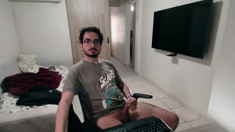 Snapshot of luis_flr chatting on 01.10.25 luis_flr online show from 01.10.25