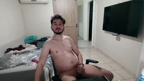 Snapshot of luis_flr chatting on 02.04.25 luis_flr online show from 02.04.25