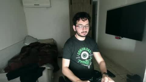 Snapshot of luis_flr chatting on 02.14.25 luis_flr online show from 02.14.25