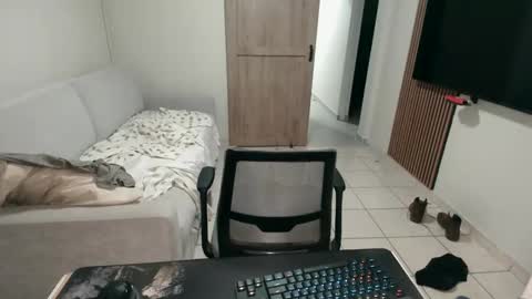 Snapshot of luis_flr chatting on 12.19.25 luis_flr online show from 12.19.25