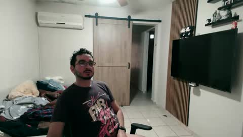 Snapshot of luis_flr chatting on 02.01.26 luis_flr online show from 02.01.26