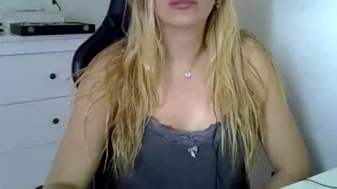 Snapshot of luizacandy chatting on 10.28.25 luizacandy online show from 10.28.25