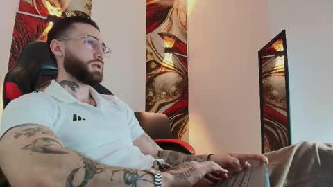 Snapshot of luke_davis01 chatting on 11.05.25 LUKE online show from 11.05.25