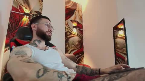 Snapshot of luke_davis01 chatting on 11.06.25 LUKE online show from 11.06.25