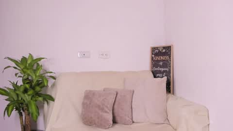 Snapshot of lulu_russell chatting on 01.28.25 LULU online show from 01.28.25