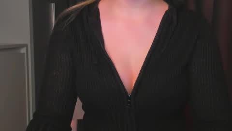 Snapshot of luna1vibe chatting on 12.19.25 luna1vibe online show from 12.19.25