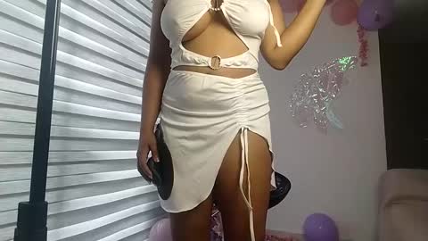 Snapshot of luna_ebony1 chatting on 10.14.25 Couple X online show from 10.14.25