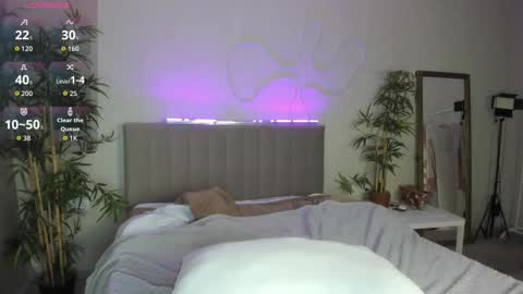 Snapshot of luna_go1d chatting on 10.06.25 Luna online show from 10.06.25