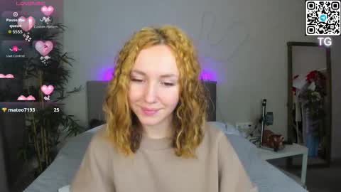 Snapshot of luna_go1d chatting on 11.08.25 Luna online show from 11.08.25