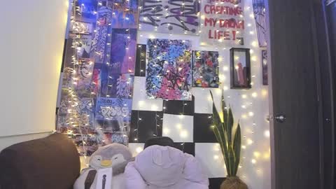 LUNA MCCOY online show from 01.22.25