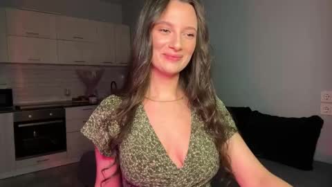 Snapshot of luna_raee chatting on 11.11.25 luna_raee online show from 11.11.25