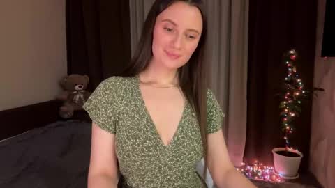Snapshot of luna_raee chatting on 12.18.25 luna_raee online show from 12.18.25