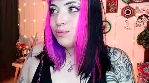 Snapshot of luna_ray420 chatting on 01.05.25 MISS LUNA online show from 01.05.25