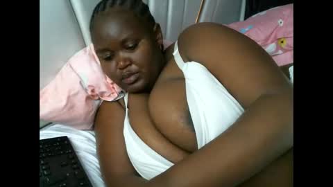 Snapshot of lunabloom01 chatting on 09.09.25 lunabloom01 online show from 09.09.25