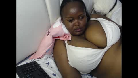 Snapshot of lunabloom01 chatting on 09.24.25 lunabloom01 online show from 09.24.25