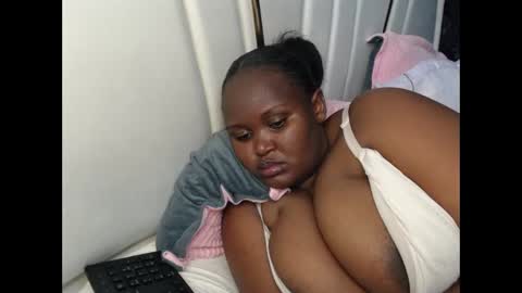 Snapshot of lunabloom01 chatting on 09.28.25 lunabloom01 online show from 09.28.25