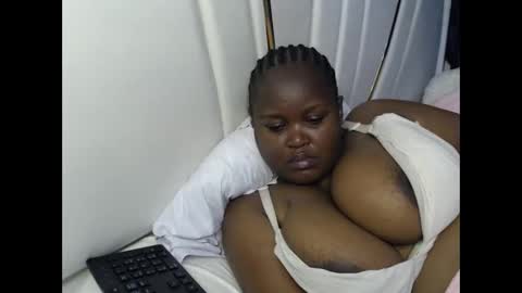 Snapshot of lunabloom01 chatting on 10.01.25 lunabloom01 online show from 10.01.25