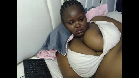 Snapshot of lunabloom01 chatting on 10.04.25 lunabloom01 online show from 10.04.25