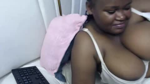 Snapshot of lunabloom01 chatting on 10.06.25 lunabloom01 online show from 10.06.25